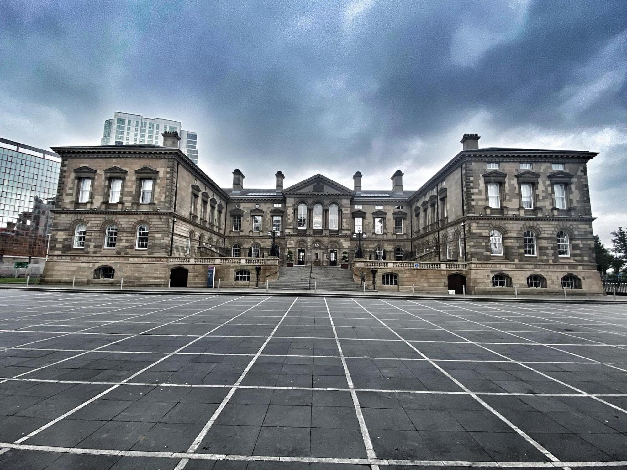 2 Bed City Centre Apt, Free Parking - Albert Clock, Customs House 贝尔法斯特 外观 照片